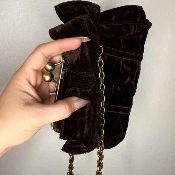 VTG Unlisted Kenneth Cole Kisslock Bow Purse in Brown Ruched Velvet & Brass - Picture 9 of 10